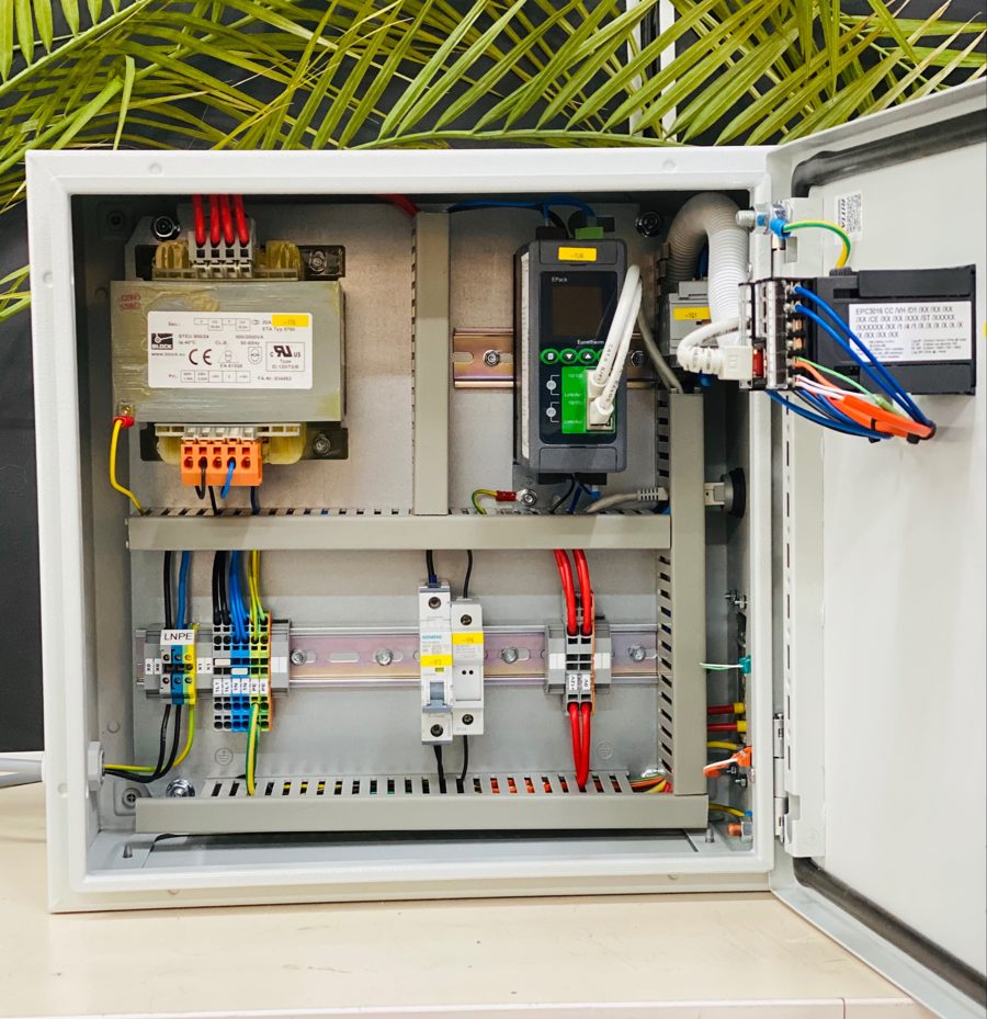 Geöffnetes Gehäuse mit Eurotherm-Regler, Halbleiterrelais und Klemmen aus der Rihatec-Werkstatt