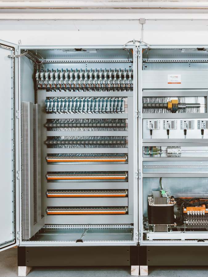 Fertig aufgebauter Doppelschaltschrank von Rihatec mit offenen Türen, Kabelkanälen und Klemmenreihen