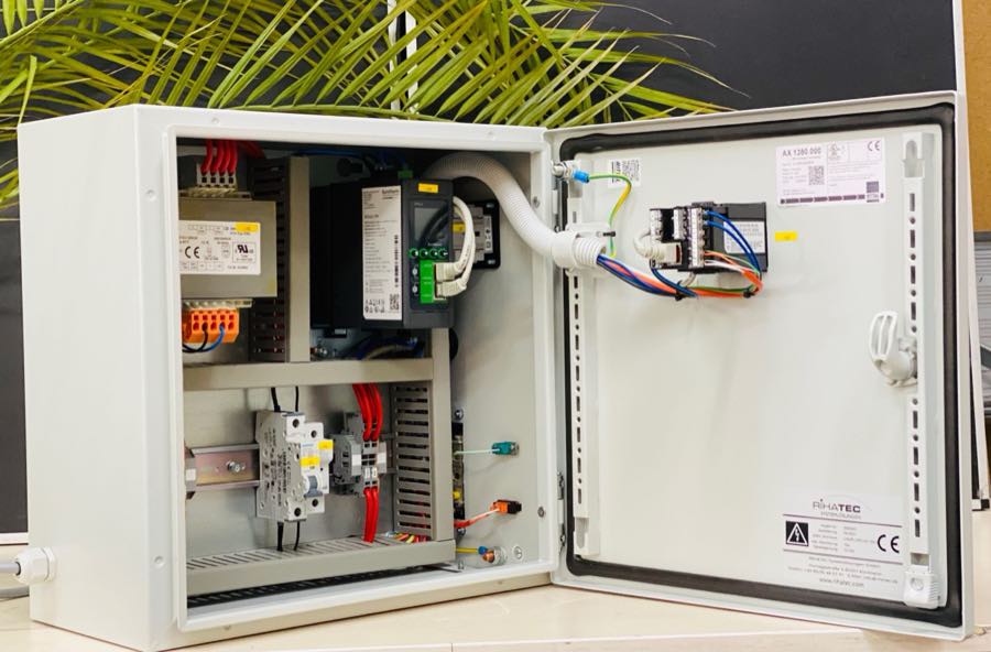 Geöffneter Schaltschrank mit Trafo, Leistungssteller und Rihatec-Typenschild mit CE-Kennzeichnung auf der Innentür